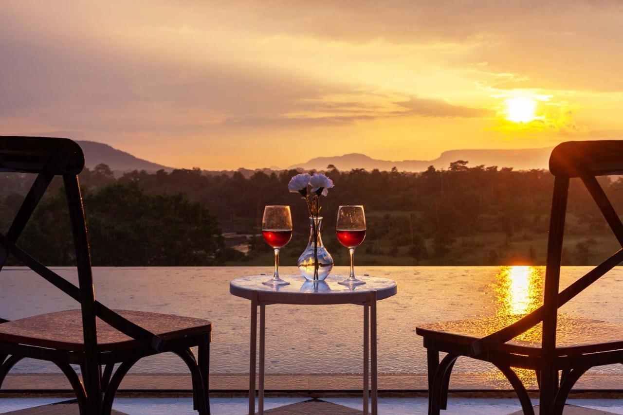 Stayvista'S Vine & Splash - Riverside Villa With An Infinity Pool And Indoor Games Karjat Exterior photo