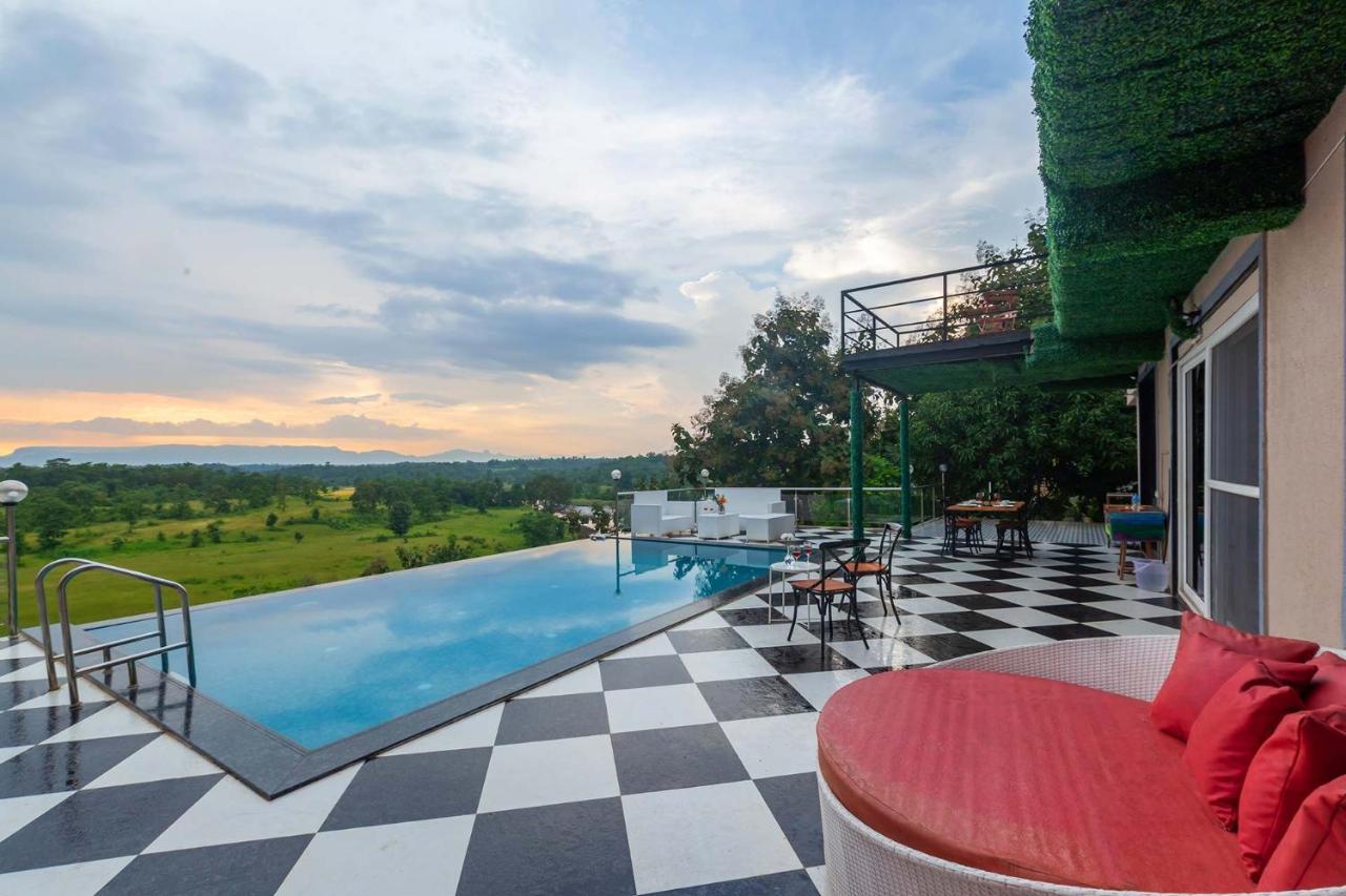 Stayvista'S Vine & Splash - Riverside Villa With An Infinity Pool And Indoor Games Karjat Exterior photo
